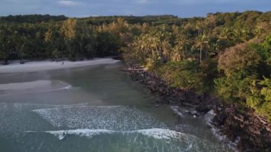 Akşamları Khlong Hin Sahili rüya adası koh kood thailand 2022 panorama yörünge drone 4k -- sinematik görüntü.