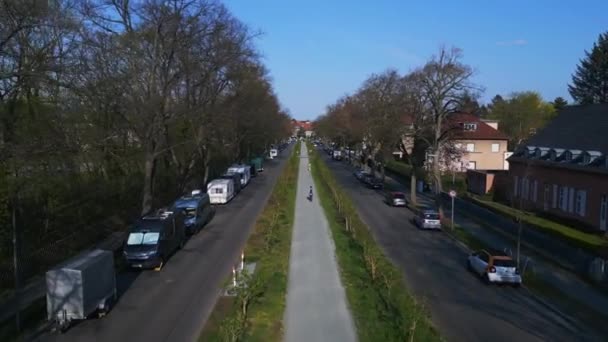 Larga Calle Con Vía Peatonal Berlin Dahlem Sobrevuelo Volar Drone — Vídeos de Stock