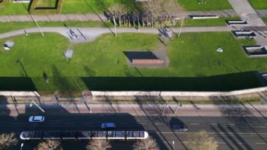 Berlin Duvarı Anıt Sınır Bölgesi, Şehir Bölgesi Mitte, Almanya İlkbaharı 2023 İHA kameraları 4k uhd sinematik görüntüleri gösteriyor..