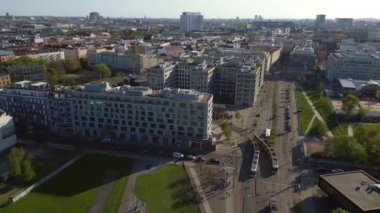 Berlin Duvarı Sınır Kapısı Sınır Bölgesi, Şehir Bölgesi Mitte, Almanya 2023 ilkbaharı İHA 4k eee sinematik görüntüler..