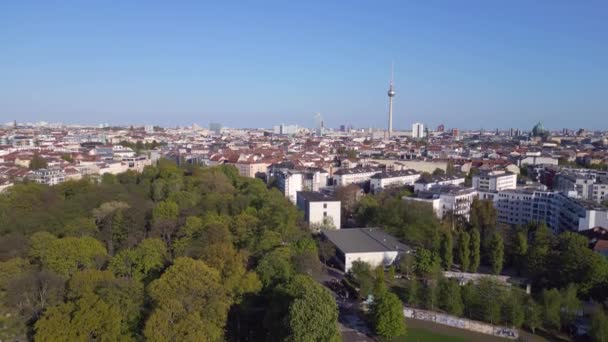 柏林城墙纪念边界过境区 德国密特市城区2023年春 下降的无人机4K Uhd电影胶片 — 图库视频影像
