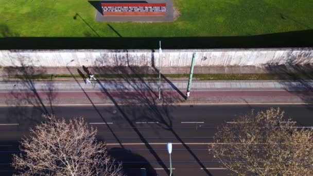ベルリンの壁メモリアルボーダー交差点ゾーン 市地区ミッテ ドイツ春20右ドローンにスライドブーム4KのUhdシネマティック映像 — ストック動画