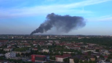 Berlin İHA 'sı 31 Mayıs. Büyük ateş siyah bulut dumanı. Alevler içinde geri dönüşüm alanı. Yukarıdan 4k Sinematik üst görünümü