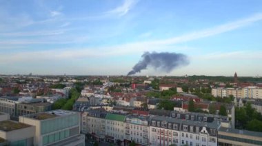Berlin İHA 'sı 23 Mayıs' ta kalkıyor. Büyük ateş siyah bulut dumanı. Alevler içinde geri dönüşüm alanı. Yukarıdan 4k Sinematik üst görünümü