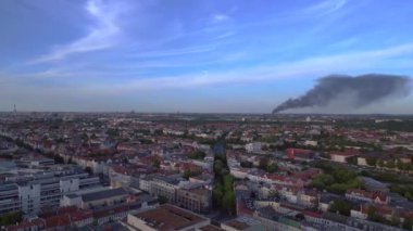 23 Mayıs 'ta Berlin' in sağ insansız hava aracının rotasyonu. Büyük ateş siyah bulut dumanı. Alevler içinde geri dönüşüm alanı. Yukarıdan 4k Sinematik üst görünümü