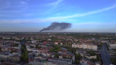 Berlin İHA 'sı 31 Mayıs. Büyük ateş siyah bulut dumanı. Alevler içinde geri dönüşüm alanı. Yukarıdan 4k Sinematik üst görünümü