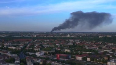 Panorama, Berlin İHA 'sı. 31 Mayıs. Büyük ateş siyah bulut dumanı. Alevler içinde geri dönüşüm alanı. Yukarıdan 4k Sinematik üst görünümü