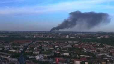 Berlin İHA 'sı 31 Mayıs. Büyük ateş siyah bulut dumanı. Alevler içinde geri dönüşüm alanı. Yukarıdan 4k Sinematik üst görünümü