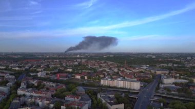 31 Mayıs 'ta Berlin' in sol insansız hava aracına kayıyor. Büyük ateş siyah bulut dumanı. Alevler içinde geri dönüşüm alanı. Yukarıdan 4k Sinematik üst görünümü