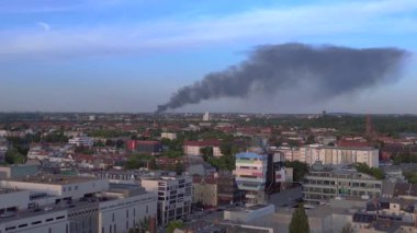Berlin İHA 'sı 23 Mayıs' ta havalandı. Büyük ateş siyah bulut dumanı. Alevler içinde geri dönüşüm alanı. Yukarıdan 4k Sinematik üst görünümü