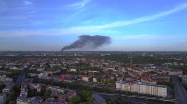 31 Mayıs 'ta Berlin' in sağ insansız hava aracına kayıyor. Büyük ateş siyah bulut dumanı. Alevler içinde geri dönüşüm alanı. Yukarıdan 4k Sinematik üst görünümü