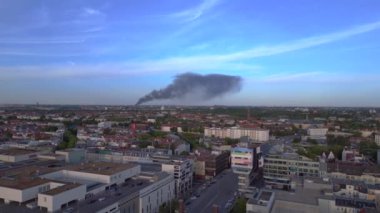 23 Mayıs 'ta Berlin' in sol insansız hava aracına dönüş. Büyük ateş siyah bulut dumanı. Alevler içinde geri dönüşüm alanı. Yukarıdan 4k Sinematik üst görünümü