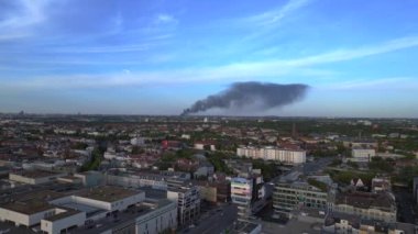 31 Mayıs 'ta Berlin' in sol insansız hava aracına kayıyor. Büyük ateş siyah bulut dumanı. Alevler içinde geri dönüşüm alanı. Yukarıdan 4k Sinematik üst görünümü
