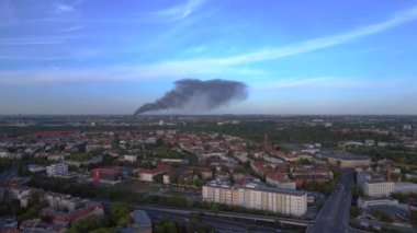 Berlin 'i 23 Mayıs' ta ters uçuşa geçir. Büyük ateş siyah bulut dumanı. Alevler içinde geri dönüşüm alanı. Yukarıdan 4k Sinematik üst görünümü