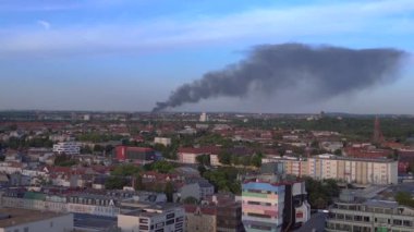 Berlin İHA 'sı 23 Mayıs' ta kalkıyor. Büyük ateş siyah bulut dumanı. Alevler içinde geri dönüşüm alanı. Yukarıdan 4k Sinematik üst görünümü
