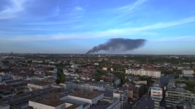 Berlin İHA 'sı 23 Mayıs' ta havalandı. Büyük ateş siyah bulut dumanı. Alevler içinde geri dönüşüm alanı. Yukarıdan 4k Sinematik üst görünümü