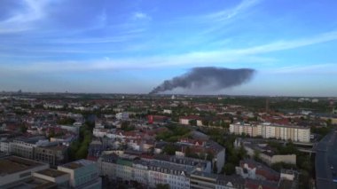 Berlin İHA 'sı 31 Mayıs. Büyük ateş siyah bulut dumanı. Alevler içinde geri dönüşüm alanı. Yukarıdan 4k Sinematik üst görünümü