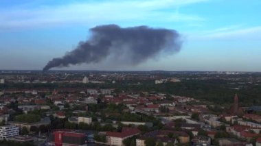 Berlin İHA 'sını 23 Mayıs' ta geri çekin. Büyük ateş siyah bulut dumanı. Alevler içinde geri dönüşüm alanı. Yukarıdan 4k Sinematik üst görünümü