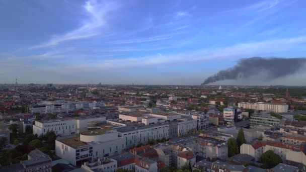 5月31日 柏林无人驾驶飞机迫降 大火熊熊燃烧的黑云烟回收站 4K从上方看电影顶部 — 图库视频影像
