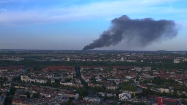 Boom Sliding Right Drone Berlin May Large Fire Black Cloud — Stock Video