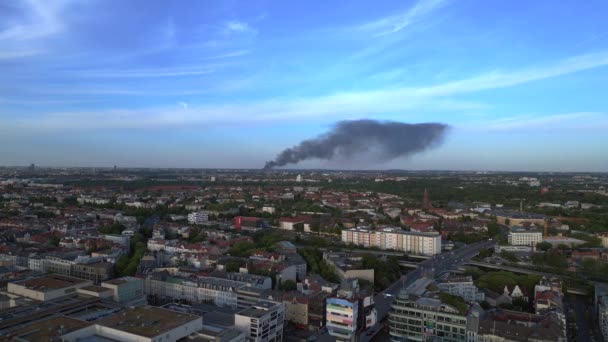 Descendente Drone Berlim Maio Grande Fogo Fumaça Nuvem Negra Jarda — Vídeo de Stock
