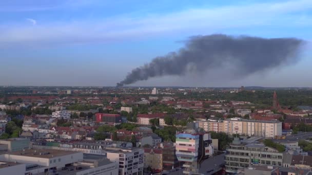 Descendente Drone Berlim Maio Grande Fogo Fumaça Nuvem Negra Jarda — Vídeo de Stock