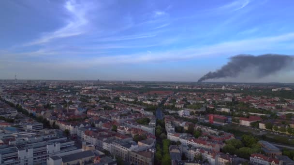 Übersicht Drohne Berlin Mai Großbrand Schwarze Rauchwolke Recyclinghof Flammen Cineastische — Stockvideo