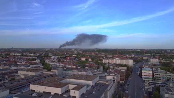 Boom Deslizándose Hacia Dron Derecho Berlín Mayo Humo Nube Negra — Vídeos de Stock