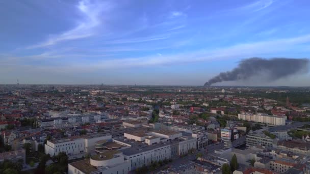 Übersicht Drohne Berlin Mai Großbrand Schwarze Rauchwolke Recyclinghof Flammen Cineastische — Stockvideo