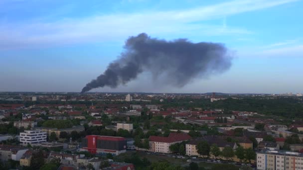 Berlin Mayıs Ters Uçuşa Geçir Büyük Ateş Siyah Bulut Dumanı — Stok video
