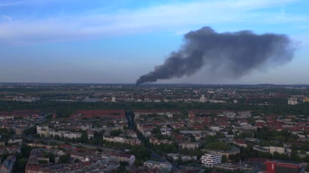 5月31日 德国柏林 大火熊熊燃烧的黑云烟回收站 4K从上方看电影顶部 — 图库视频影像