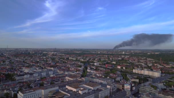 Panorama Drone Berlin Mai Grande Fumée Nuageuse Noire Feu Cour — Video