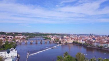 Czech Republic River Danube Prag Charles Bridge Spring 2023 Panorama genel bakış İHA 4k... Sinematik görüntüler.