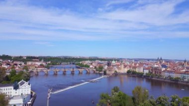 Czech Republic River Danube Prag Charles Bridge Spring 2023 İHA 4k... sinematik görüntü..