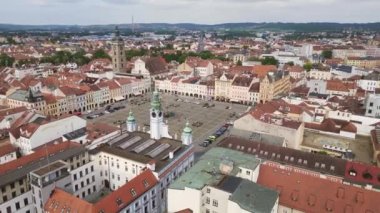 Budweis Budejovice Çek Cumhuriyeti 'nin eski bir kasabası, 2023 yazında insansız hava aracı yüksek kaliteli 4k uhd görüntü. 