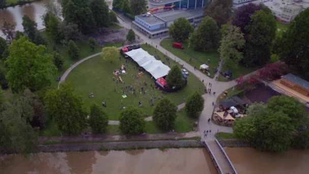 捷克共和国的Budweis Budejovice古城 2023年夏 河畔公园游乐场的帐篷高质量的4K Uhd镜头 — 图库视频影像