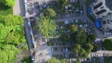 Prag Çech Cumhuriyeti İlkbaharı 'ndaki kilise mezarlığı Basilica Katedrali. Dikey kuş bakışı İHA 4k. Sinema görüntüsü..