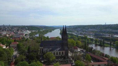 Prag Czech Cumhuriyeti 'ndeki kilise mezarlığı Basilica Katedrali 2023 baharında İHA 4k insansız hava aracı ile havalanmıştır..