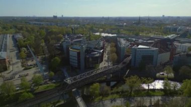 Yüksek raylar. Berlin Alman Teknoloji Müzesi, Şehir Bölgesi Kreuzberg Almanya İlkbaharı 2023 İHA 4k yükselen sinematik görüntüler.