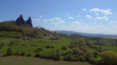 Trosky Kalesi 'nin yıkıntısı Bohem Cennet Çech Cumhuriyeti' ndeki Kayalık Tepe 'de, 2023 baharında Panorama genel bakış İHA 4k -- sinematik görüntüler.