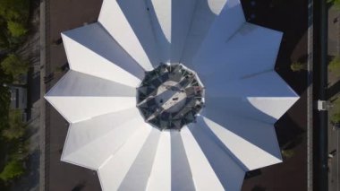 Berlin Tempodrom beyaz tentroof beton bina, Şehir Bölgesi Kreuzberg, Almanya ilkbahar 2023 dikey kuş bakışı İHA 4k -- sinematik görüntü.