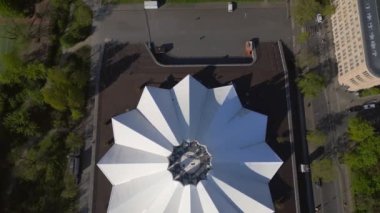 Berlin Tempodrom beyaz tentroof beton bina, Şehir Bölgesi Kreuzberg, Almanya baharı 2023 drone 4k ematik görüntü..
