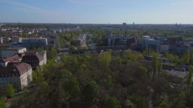 Berlin Tempodrom beyaz tentroof beton bina, Şehir Bölgesi Kreuzberg, Almanya 2023 baharı uçuş üstü 4k insansız hava aracı 4k -- sinematik görüntü.