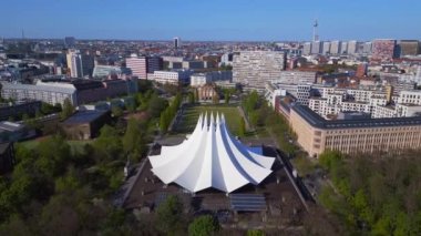 Berlin Tempodrom beyaz tentroof beton bina, Şehir Bölgesi Kreuzberg, Almanya ilkbaharı 2023 Panorama genel bakış İHA 4k -- sinematik görüntüler.