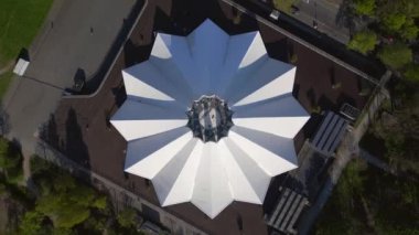 Berlin Tempodrom beyaz tentroof beton bina, Şehir Bölgesi Kreuzberg, Almanya ilkbahar 2023 dikey kuş bakışı İHA 4k -- sinematik görüntü.