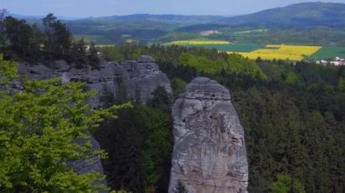 Czech Cumhuriyeti Mary Rock View dağları doğa tepeleri bohem cenneti 2023 ilkbaharı sağ dron 4k sinematik görüntüye kayıyor..