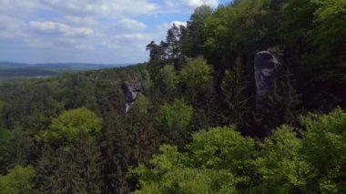 Czech Cumhuriyeti Mary Rock View dağları doğa tepeleri bohem cenneti baharı 2023 rotasyonu sağ drone 4k uhd sinematik görüntüler.