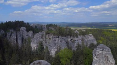 Czech Cumhuriyeti Mary Rock View dağları doğa tepeleri bohem cenneti baharı 2023 Panorama genel bakış İHA 4k sinematik görüntüler.