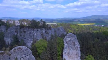 Czech Cumhuriyeti Mary Rock View dağları doğa tepeleri bohem cennet baharı 2023 rotasyonu sol drone 4k uhd sinematik görüntüler.