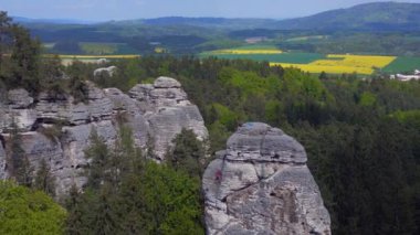 Czech Cumhuriyeti Mary Rock View dağları doğa tepeleri bohem cenneti baharı 2023 Ters İHA 4k uçuşu -- sinematik görüntüler.